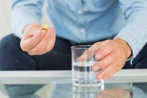 Ένας άνδρας παίρνει ένα αποτελεσματικό αντιβιοτικό για την προστατίτιδα